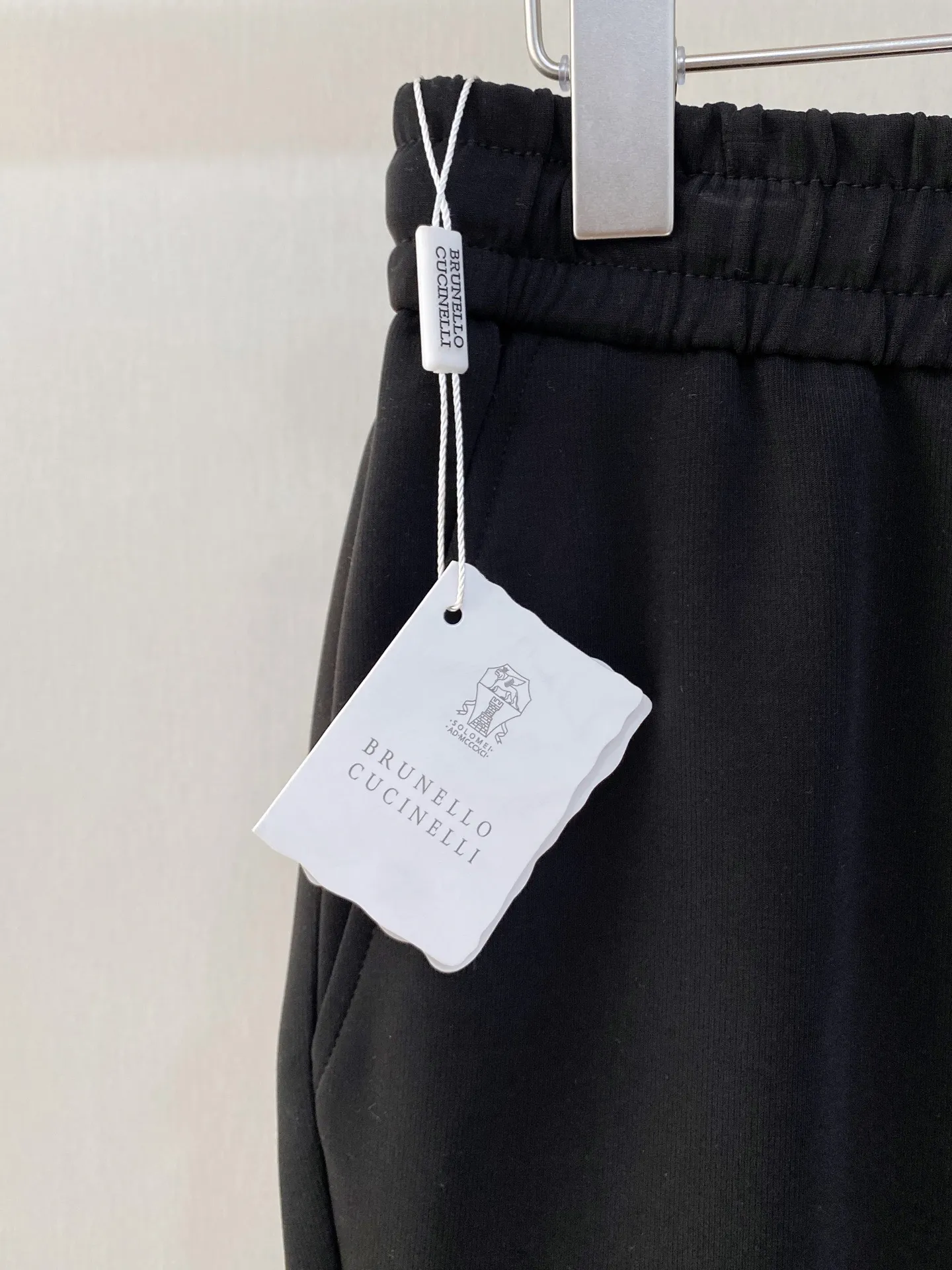 BC 2026 Autumn and Winter New Arrival fabric Fabric: High-quality sand-washed cupro silk fabric, with delicate touch, drape and wrinkle resistance, and the upper body is crisp and comfortable. Style: Straight cut with contrasting color drawstring elastic waist, simple small logo, diagonal pockets, loose fit and flattering leg shape. Color: Four colors: gray blue, coffee, navy blue, and black. The tone is calm and soft, suitable for many types of wear. Sizes:M-4XL
